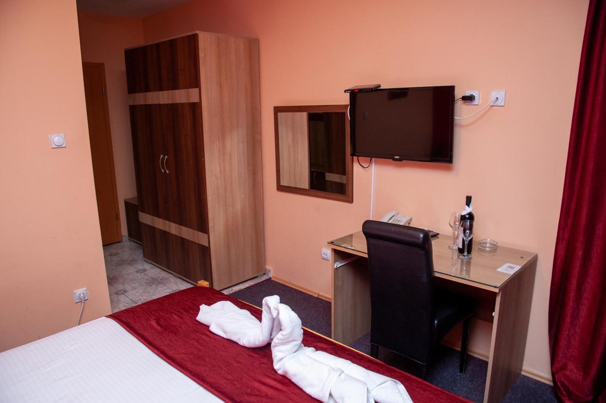 Hotel North City Kosovska Mitrovica Exterior photo