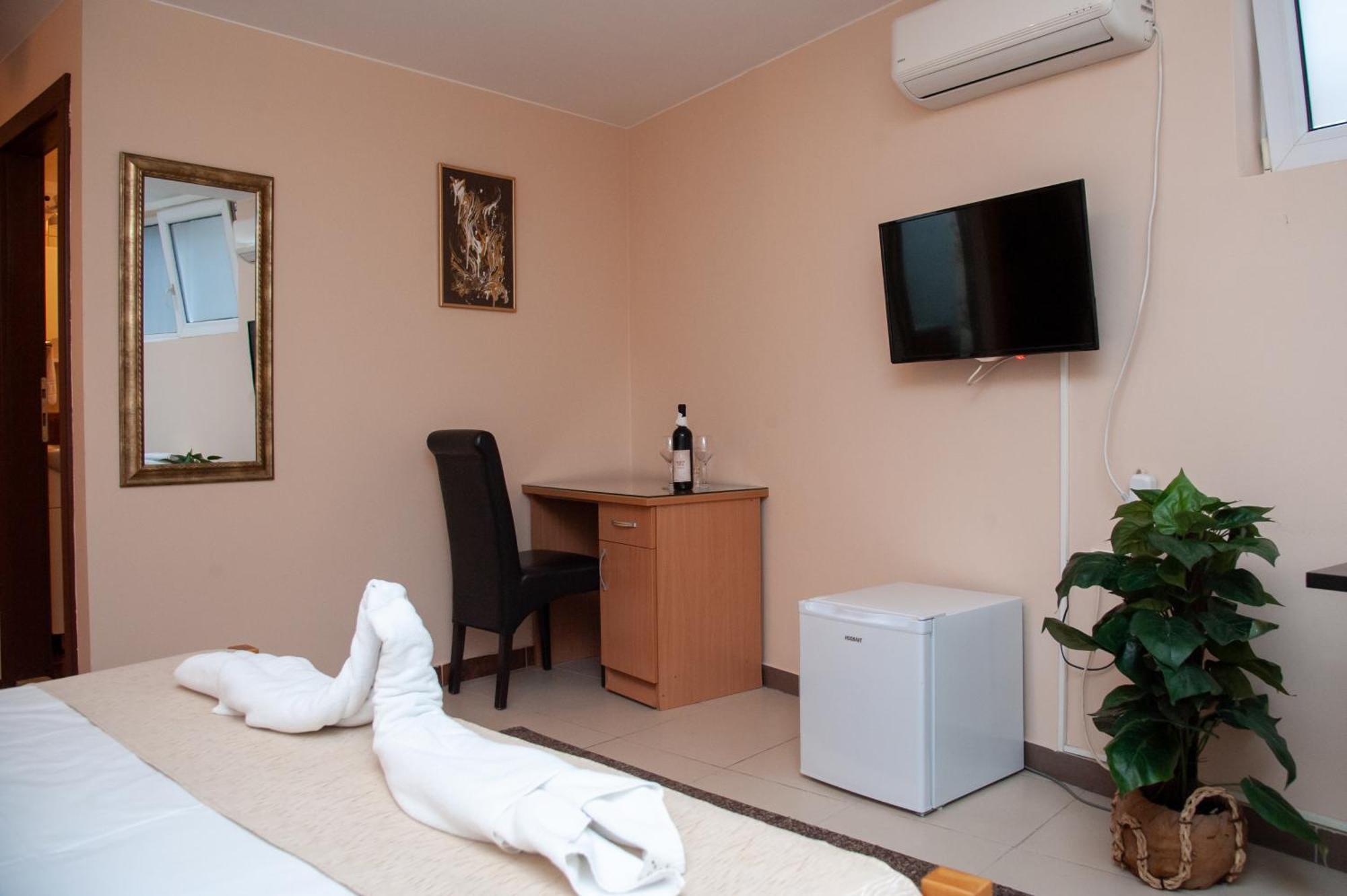 Hotel North City Kosovska Mitrovica Exterior photo